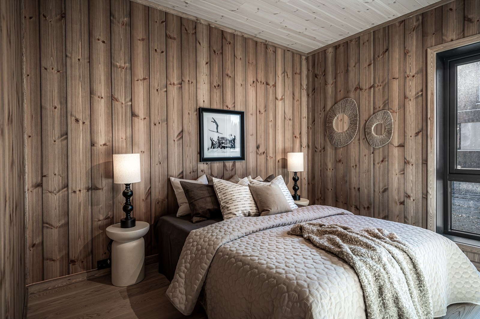 Hovedsoverommet er av god størrelse med plass til en dobbeltseng, tilhørende nattbord og garderobeskap. Galleribilde