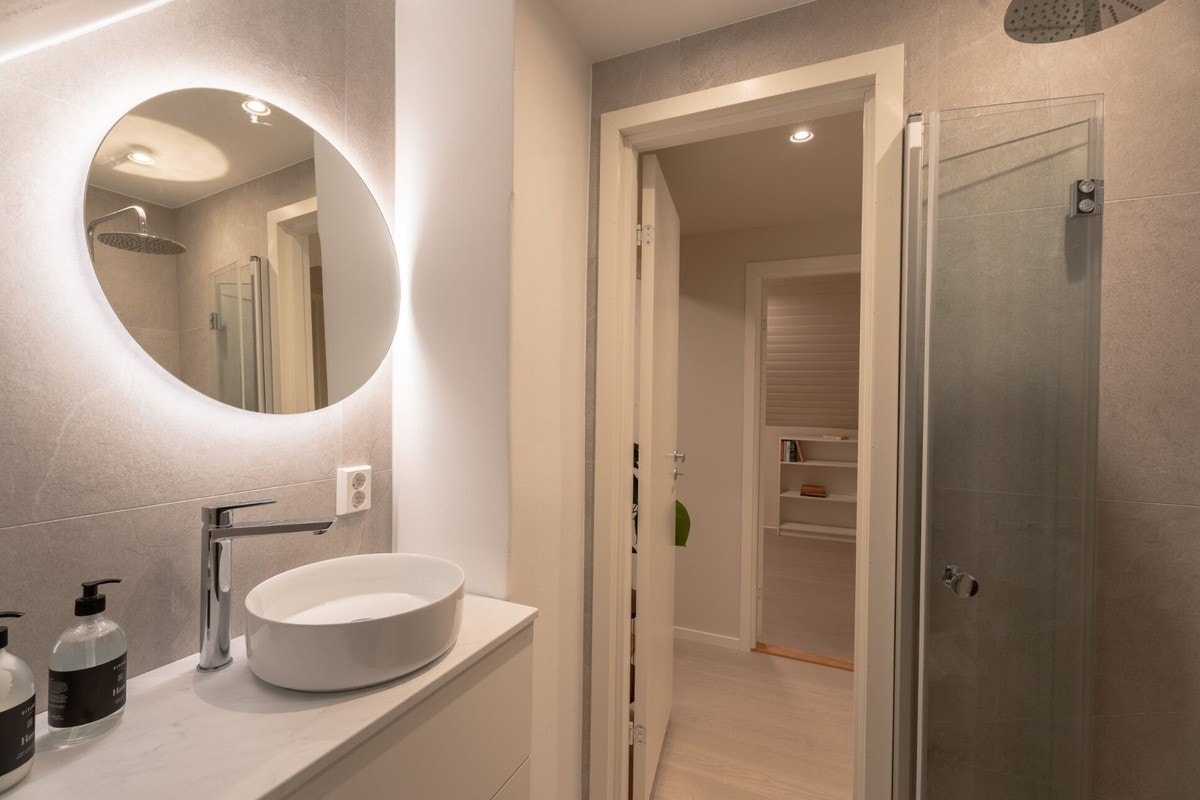 Bad 1. Moderne med lys i speil Galleribilde