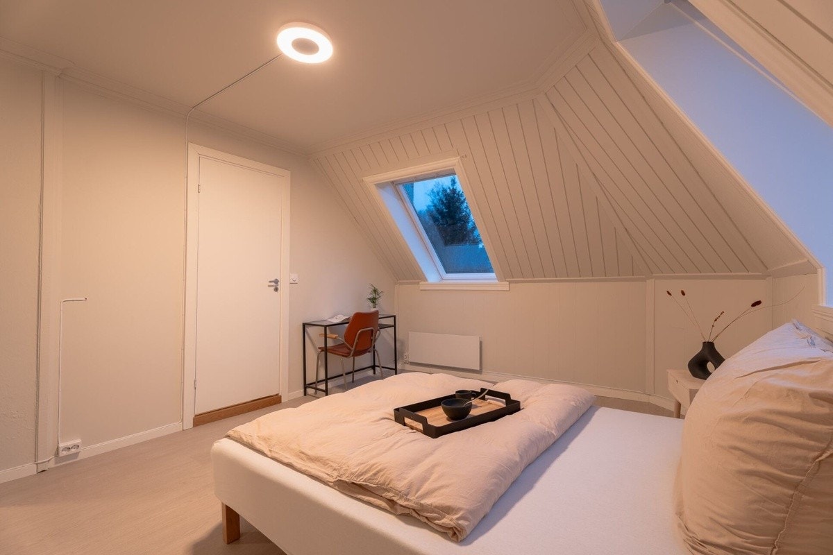 Soverom 2. Stort, lyst og flott utsikt. Galleribilde