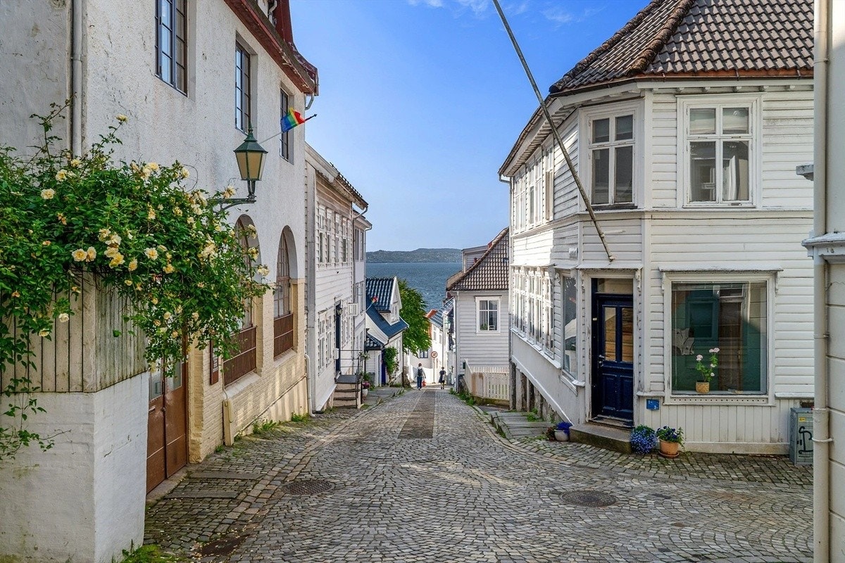 Leiligheten ligger i denne koslige gaten Galleribilde