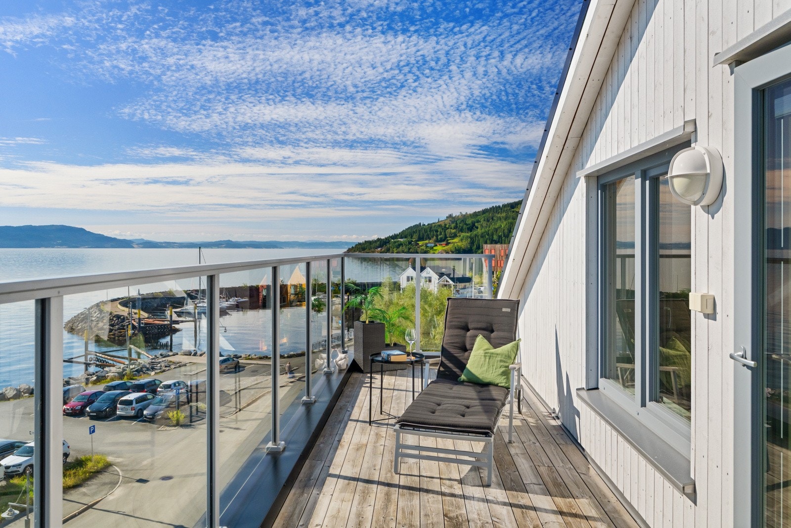 Fra leiligheten er det et steinkast til butikk, hurtigbåt, bussavganger, treningsstudio og VGS. Galleribilde