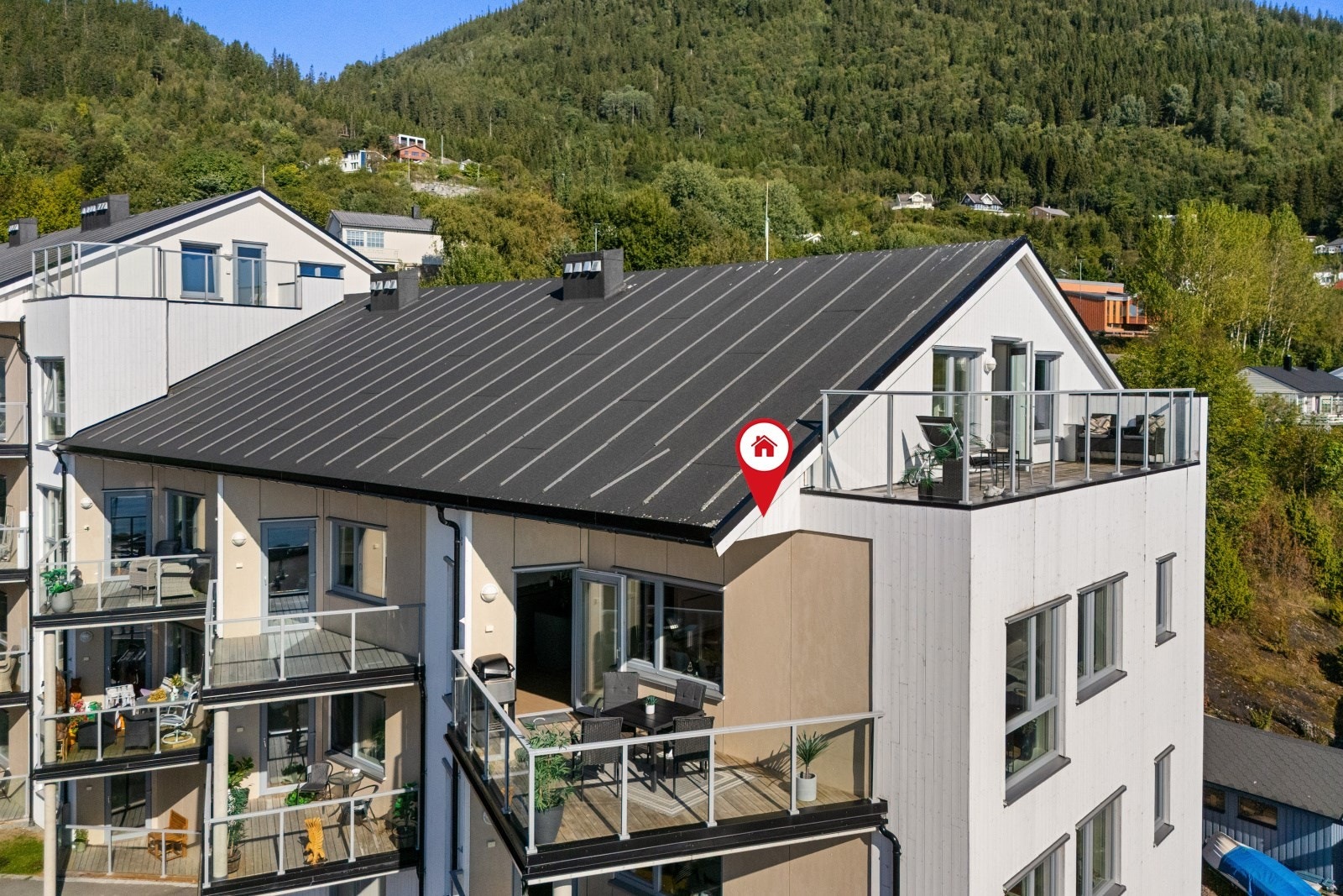 Innholdsrik leilighet over to plan. Leiligheten er videre en av de største lokalt i Vanvikan. Galleribilde