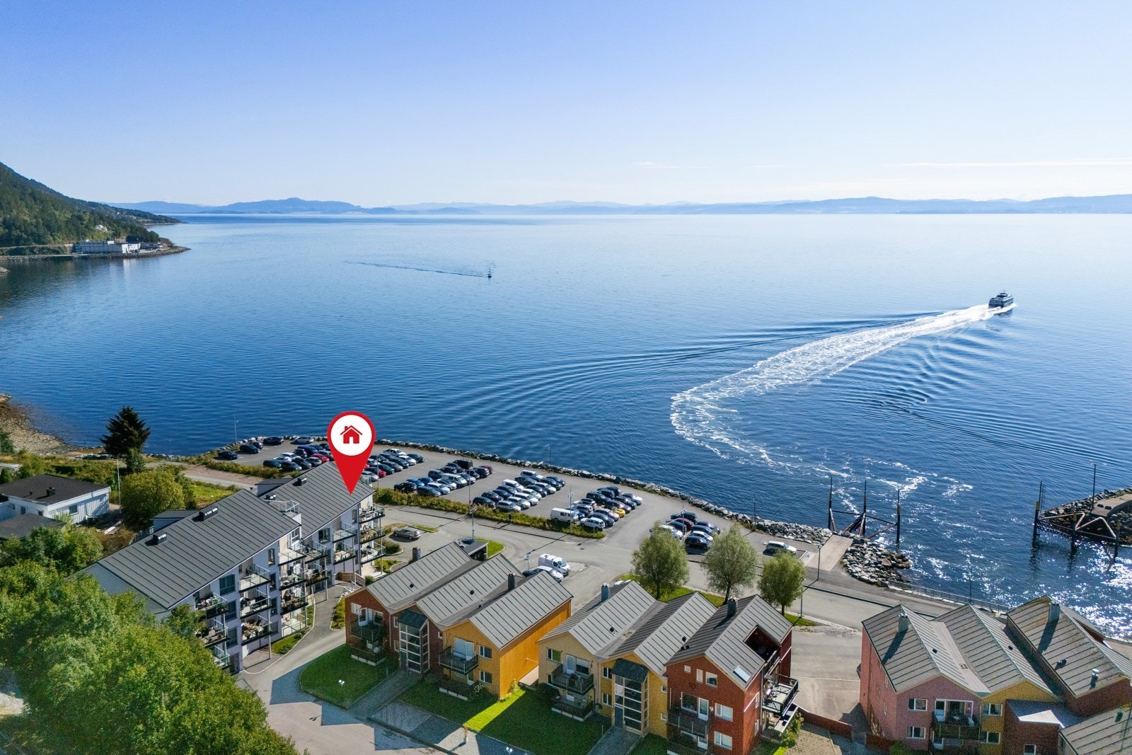 Fra leiligheten har du umiddelbar nærhet til skole, VGS, barnehage, idrettshall og hurtigbåt som tar deg til Trondheim. Galleribilde