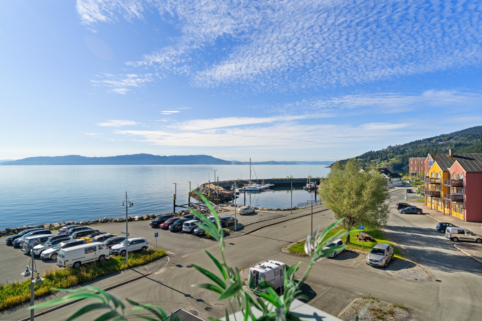 Parkering ved havna, eller mulighet for leie av parkeringsplass i nabobygget for kr 3 000 per år. Galleribilde