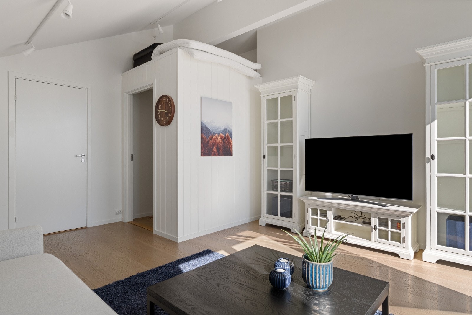 I toppetasjen finner du en praktisk stue, soverom, bod, flislagt bad med badekar.... Galleribilde