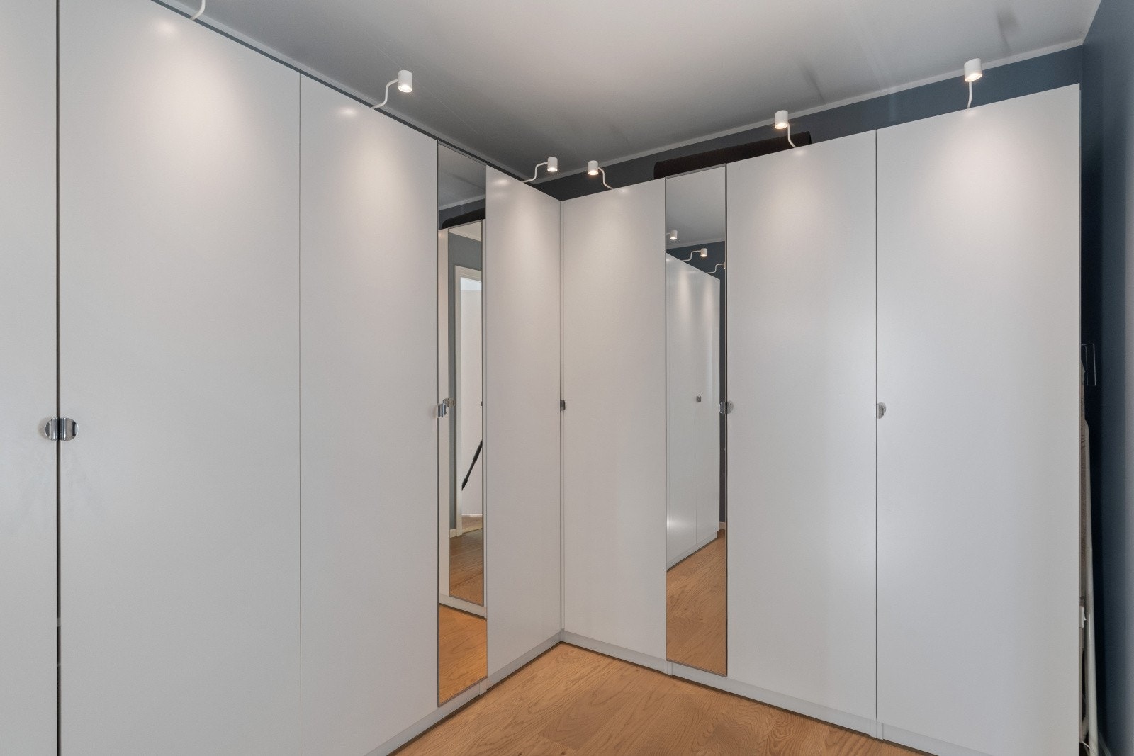 Walk-in med garderobeskap som naturligvis følger handelen. Galleribilde