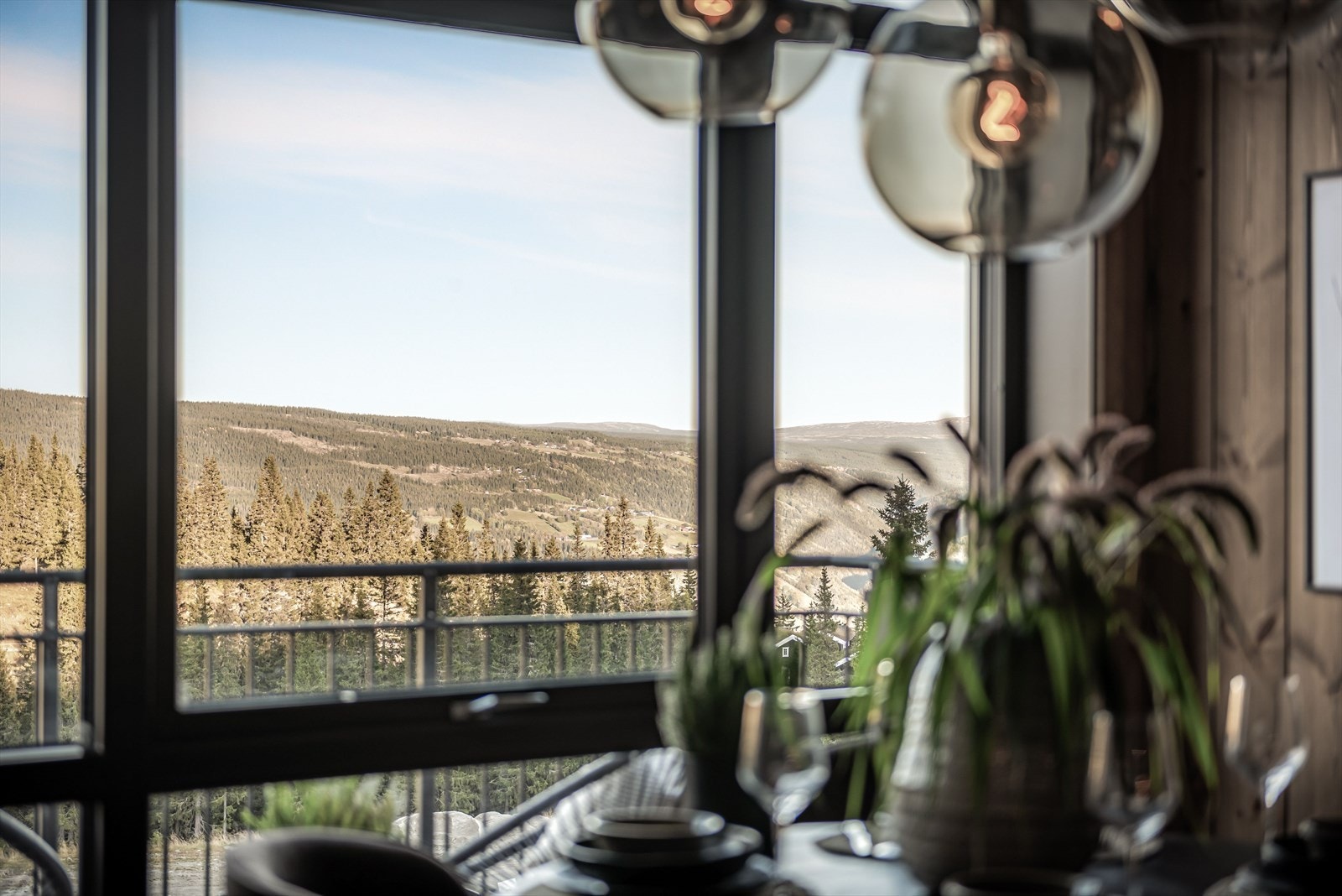 Stilren og praktisk Designa kjøkkeninnredning med en moderne løsning i dempet sort og med glatte dører og laminert benkeplate Galleribilde