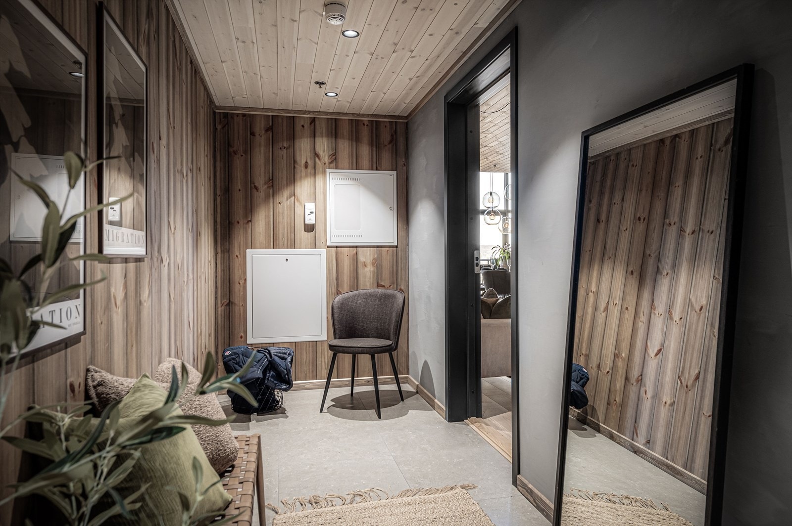 Romslig, flislagt gang med god plass for garderobeløsning. Galleribilde