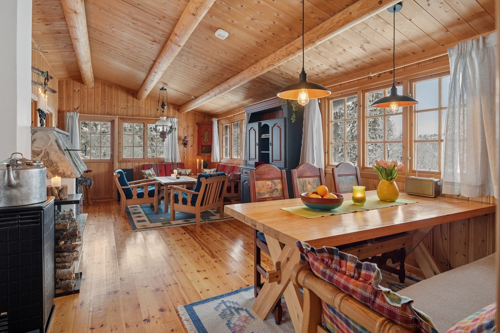 Hytta er tilkoblet solcelleanlegg som generer strøm, det er også 5G dekning på hytta. Galleribilde