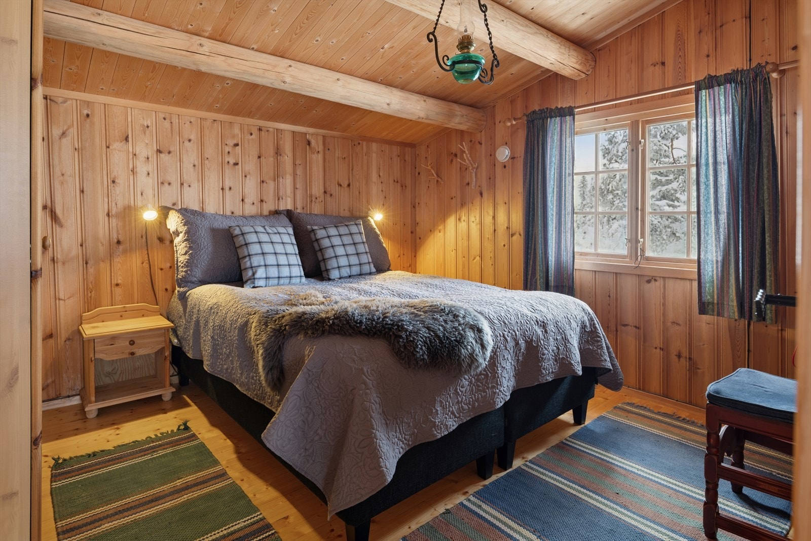 Soverom innredet med dobbeltseng Galleribilde