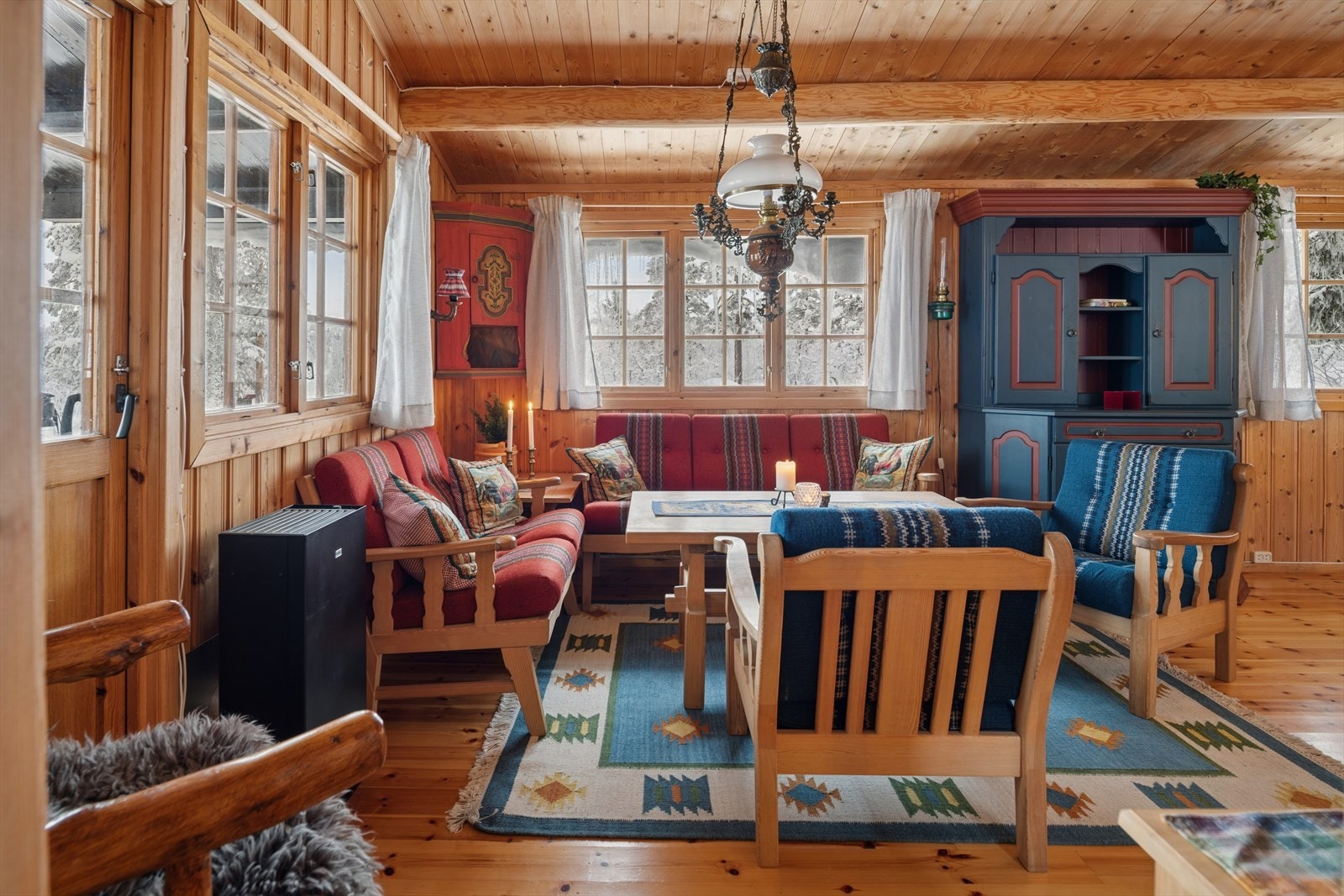 Stue. Fra stuen er det adkomst ut til overbygget terrasse. Galleribilde