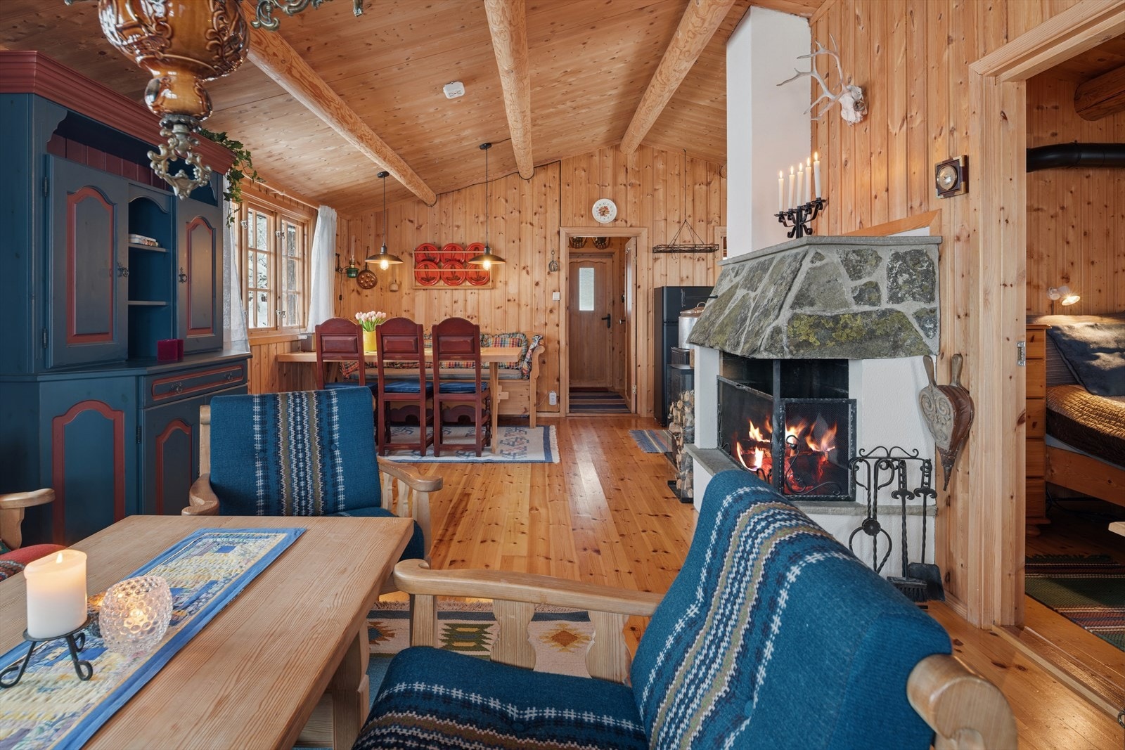 Stuen er det naturlige samlingspunktet på hytta og har en meget hyggelig atmosfære Galleribilde