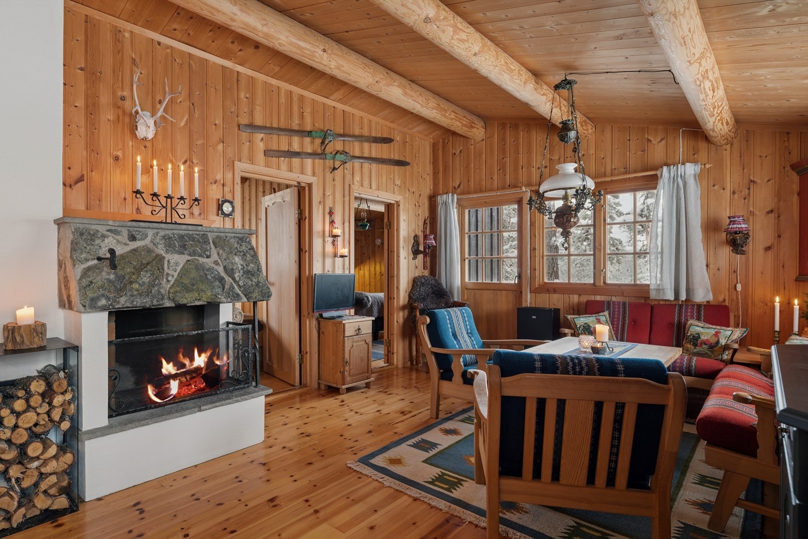 Stuen har også peis for oppvarming, samt dieseldrevet ovn som kan ringes varm Galleribilde