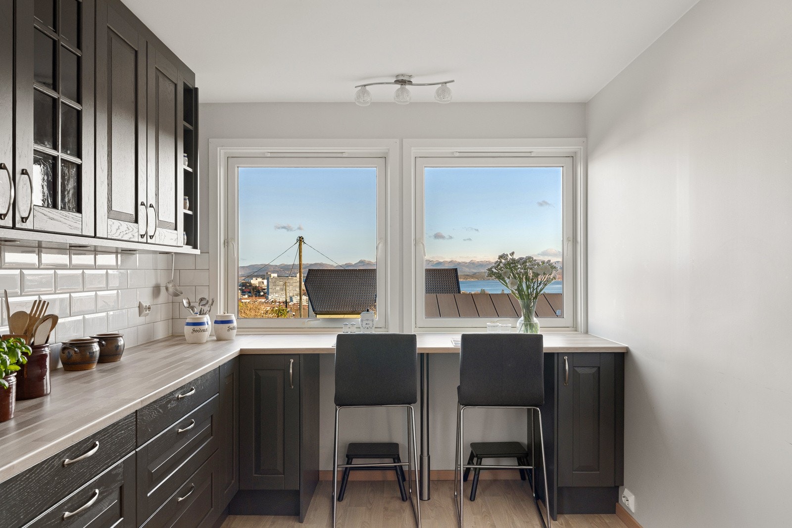 Fra kjøkkenvinduet har man utsikt mot Gandsfjorden, og benkeplaten gir en fin sitteplass for frokost eller morgenkaffen med utsikt. Galleribilde