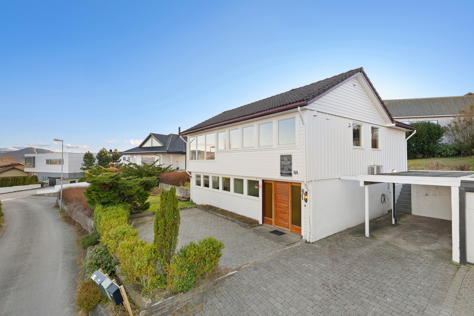 Velkommen til en familievennlig enebolig med flott beliggenhet på øvre Vaulen og nydelig utsikt over Gandsfjorden og Ryfylke. Galleribilde