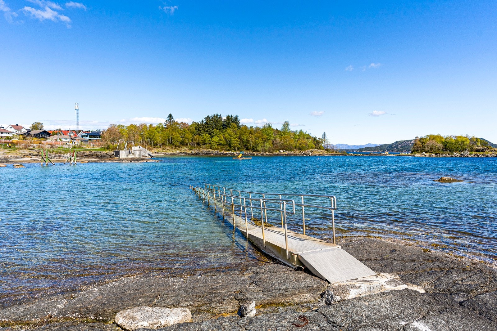 Vaulen badeplass byr ikke bare på en kjekk badeplass, det er også lekearealer, sandvolleybane og gressplener med rom for mye lek og moro. Galleribilde