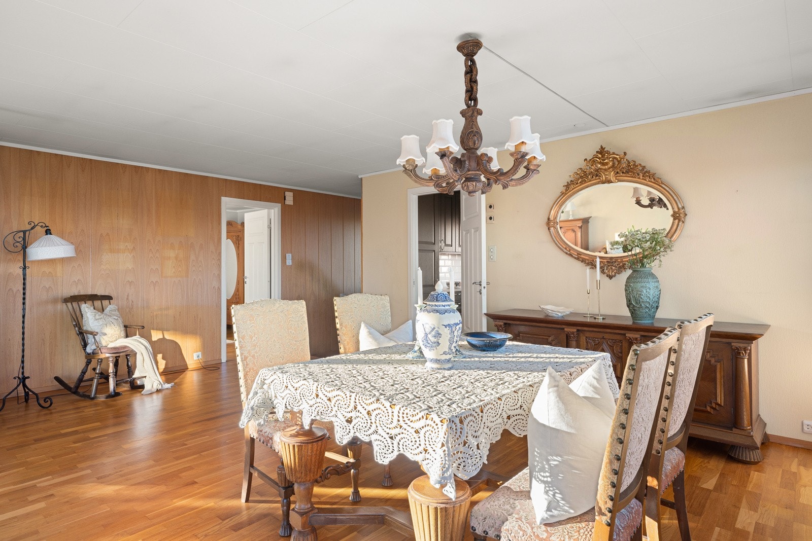 Stuen er av god størrelse med rom for flere sittegrupper. Galleribilde