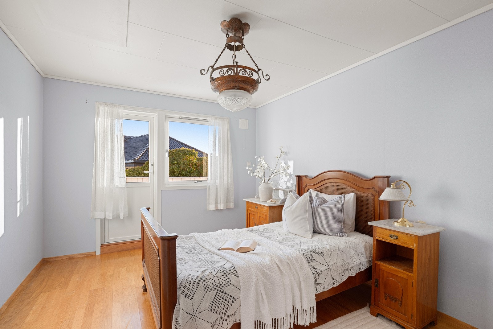 Hovedsoverommet er romslig og har plass til dobbeltseng, garderobeløsning og nattbord. Galleribilde