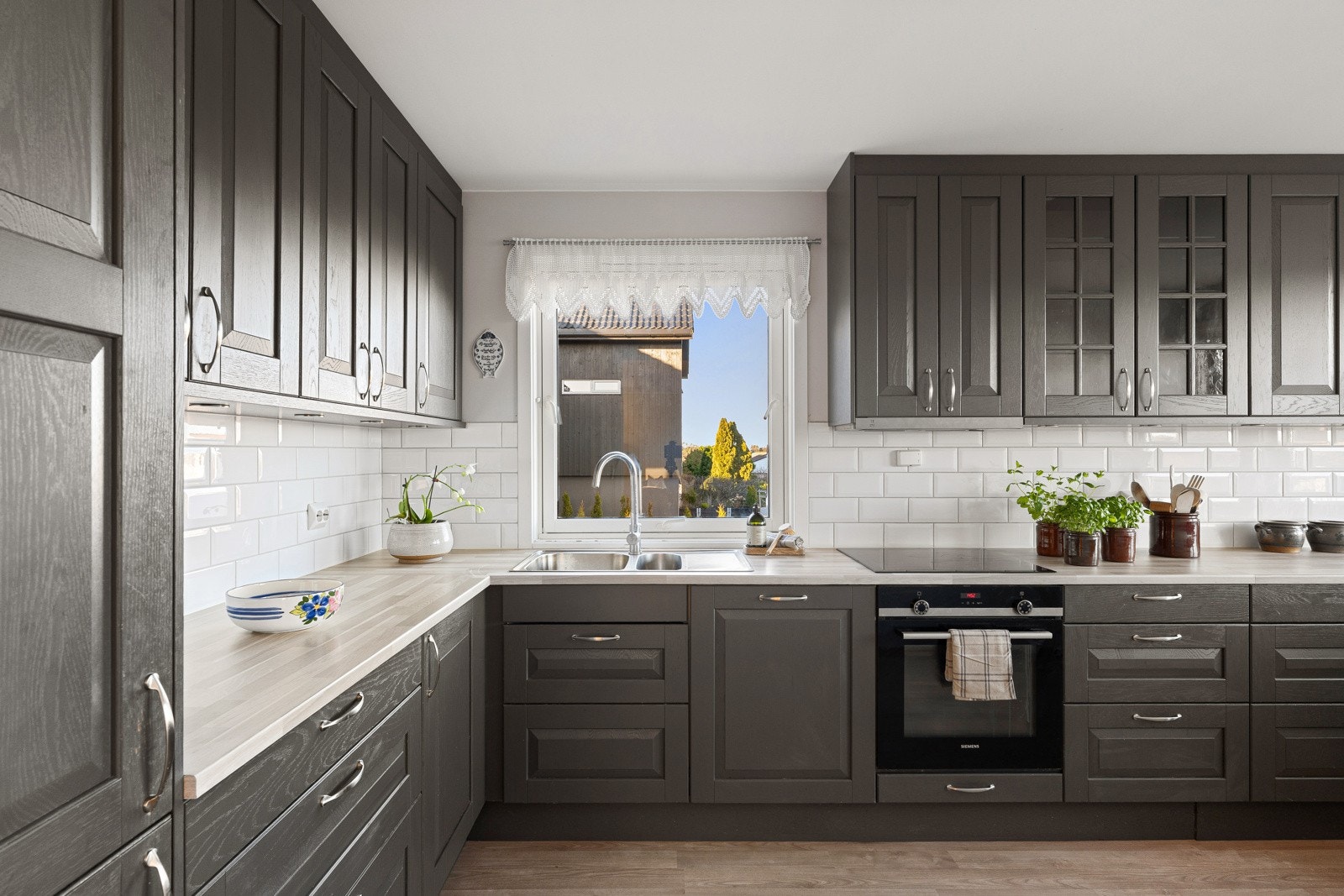 Kjøkkenet har malte fronter, gode arbeidsflater og rikelig med skapplass. Galleribilde