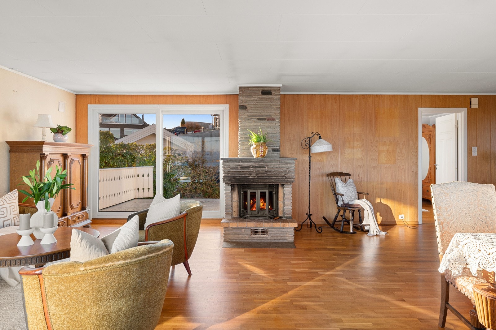 Stuen fungerer perfekt som et allrom for hele familien, med god plass til både spisebord, sofakrok og flere sittegrupper, og skaper et naturlig samlingspunkt for både hverdagsliv og sosiale sammenkomster. Galleribilde