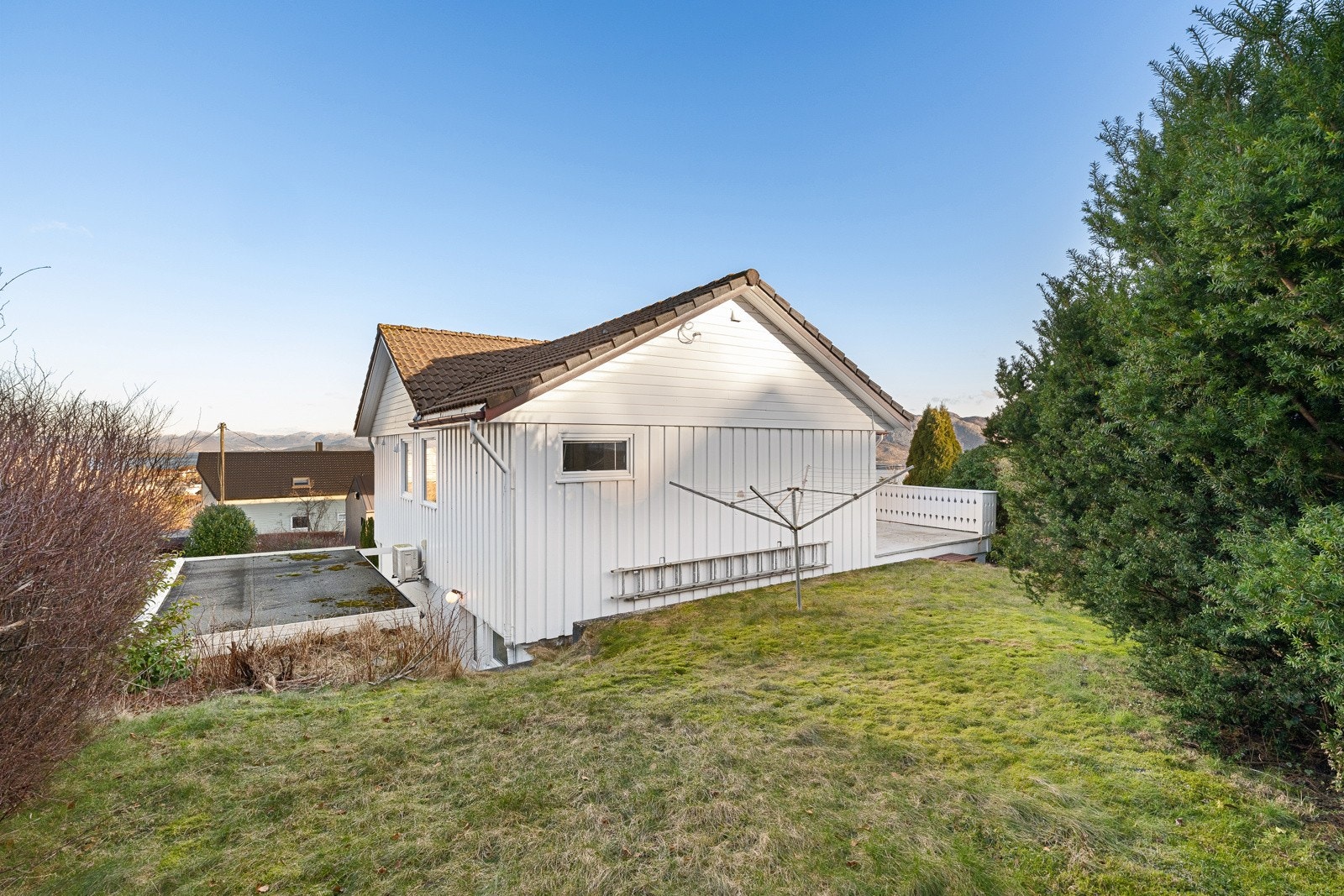 Frodig hage med diverse beplantning, mulighet for flere sittegrupper. Galleribilde