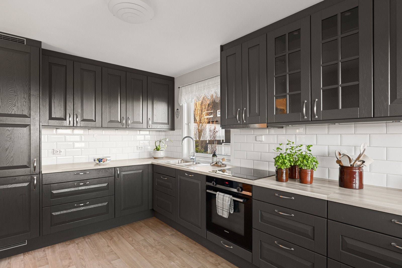 Kjøkkenet er av god størrelse og utformet med fokus på funksjonalitet. Galleribilde