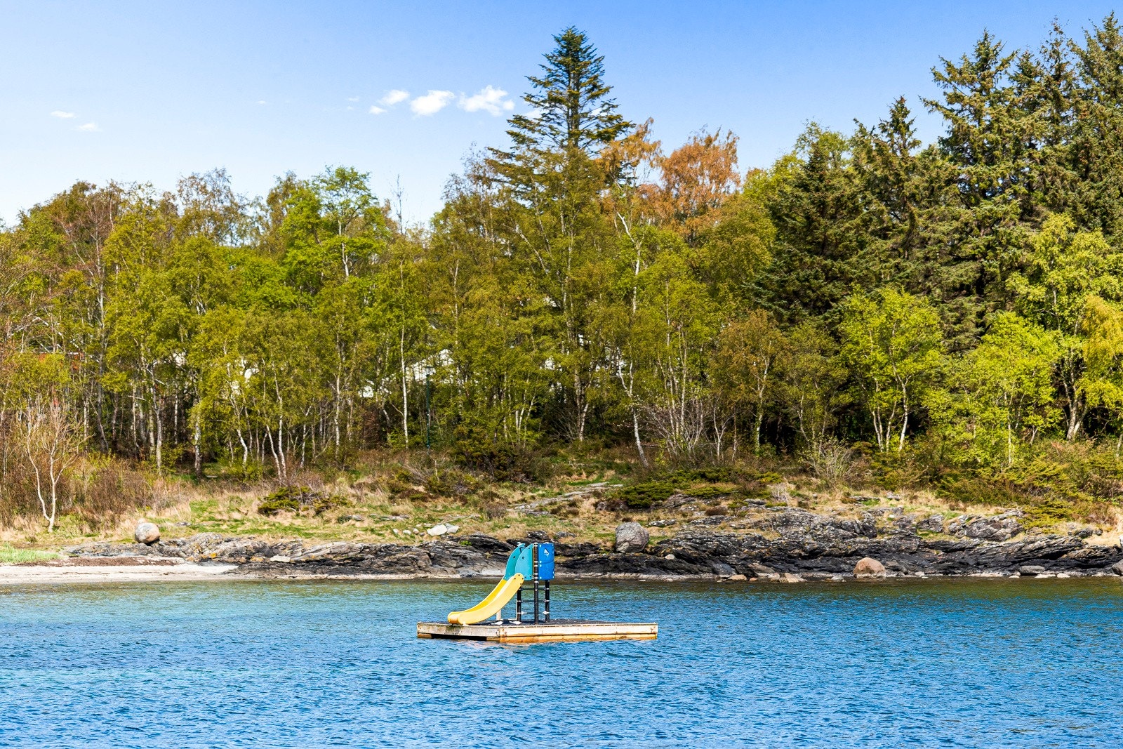 Det er gangavstand til Vaulen badeplass, et populært møtested for store og små i sommerhalvåret. Galleribilde