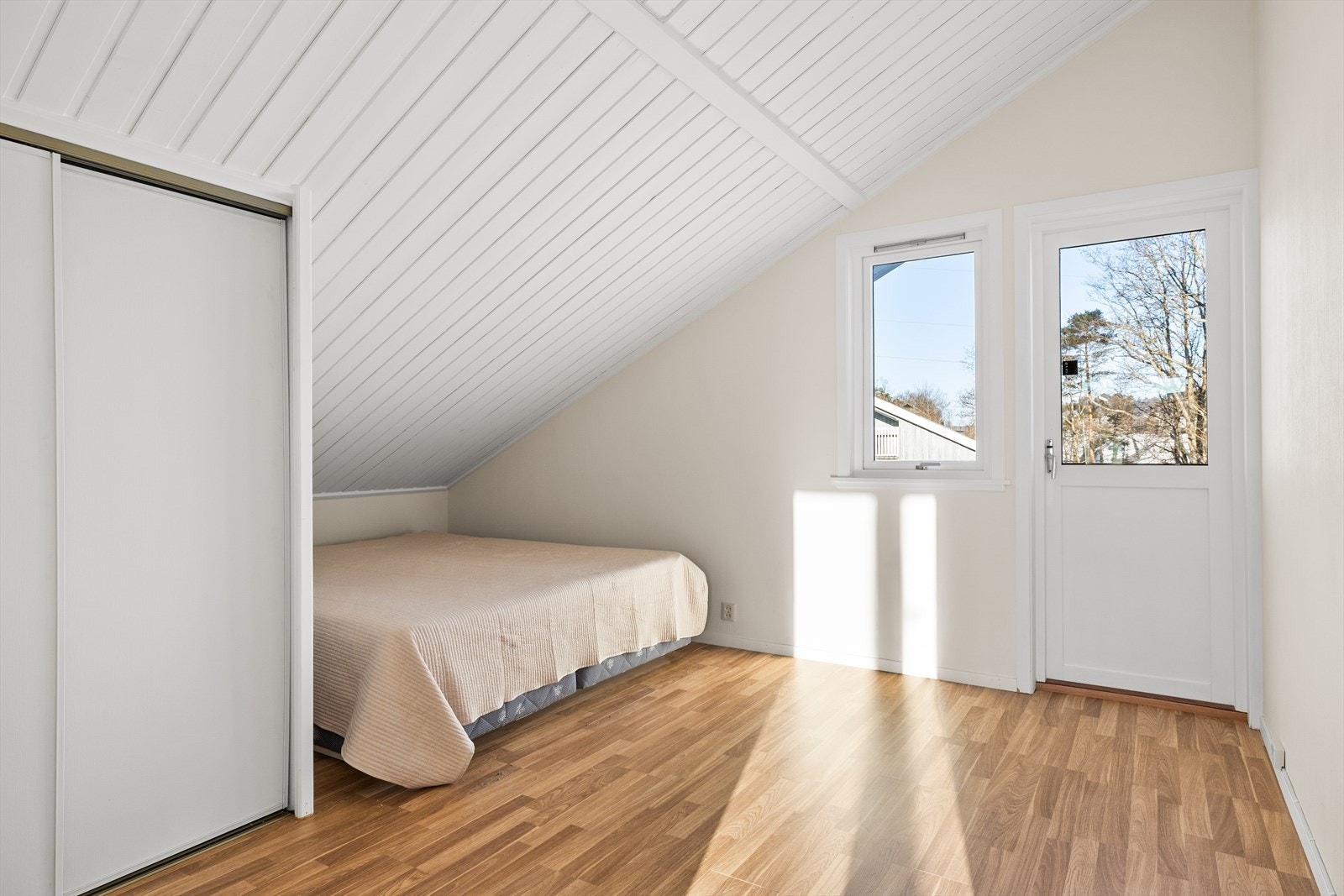 I 2. etasje er det innredet to soverom som fremstår som lyse, pene og trivelige. Rommene har gode vindusflater som slipper inn rikelig med dagslys og skaper en luftig og behagelig atmosfære. Galleribilde