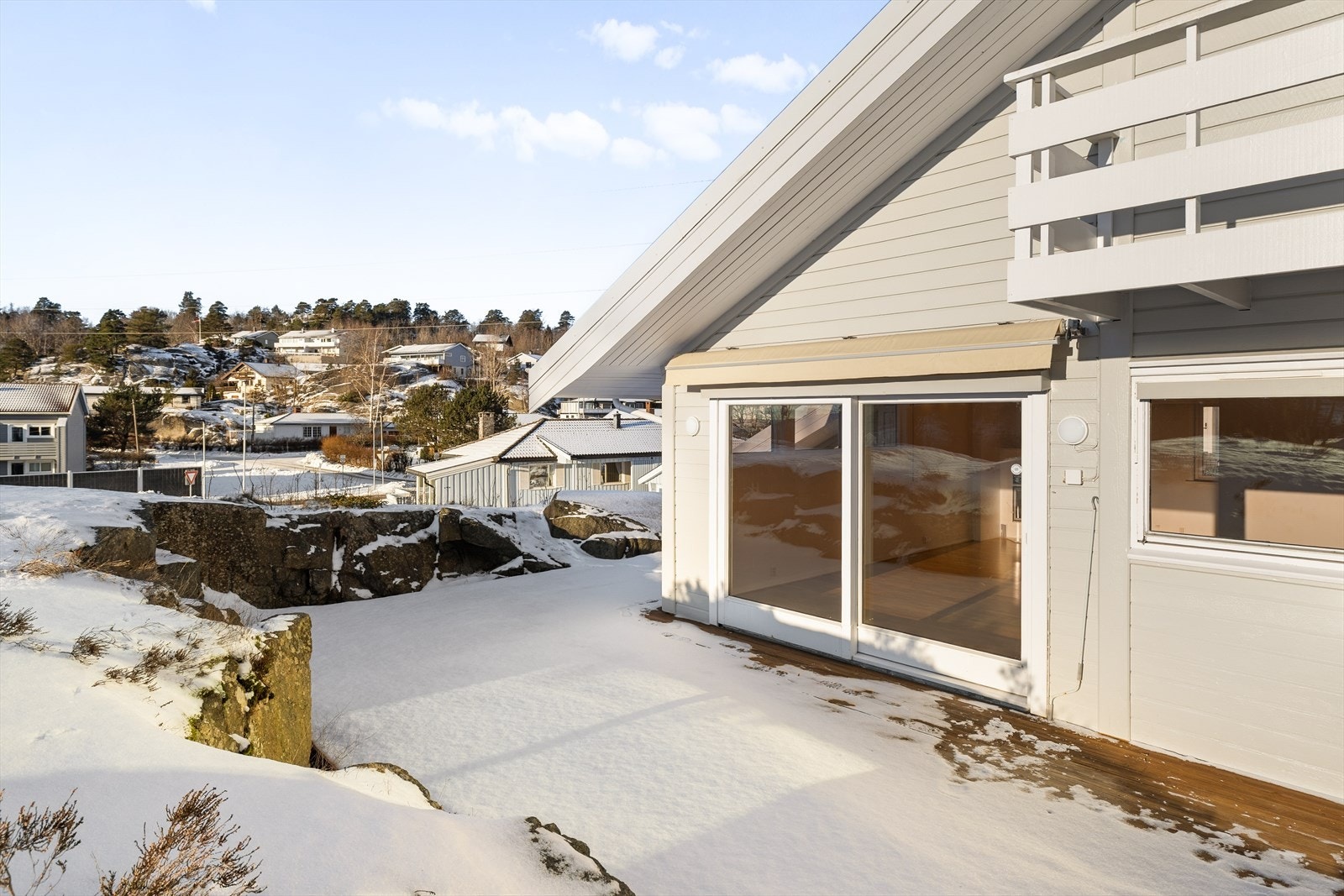 Boligen har flere solrike og fine uteplasser som gir gode muligheter for å nyte utelivet gjennom store deler av dagen. Galleribilde