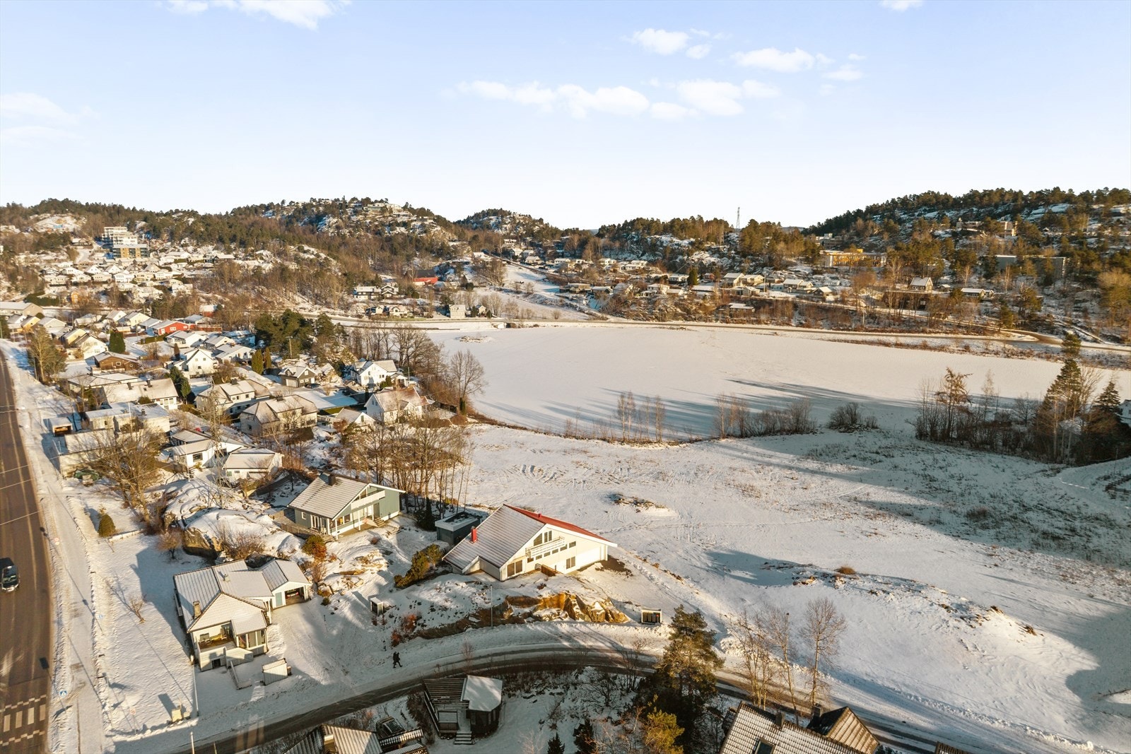 Dette er en bolig som virkelig leverer. Store jordområder øst for boligen benyttes til landbruksformål (kornproduksjon de senere år), noe som gjør at boligen har en usjenert beliggenhet. Galleribilde