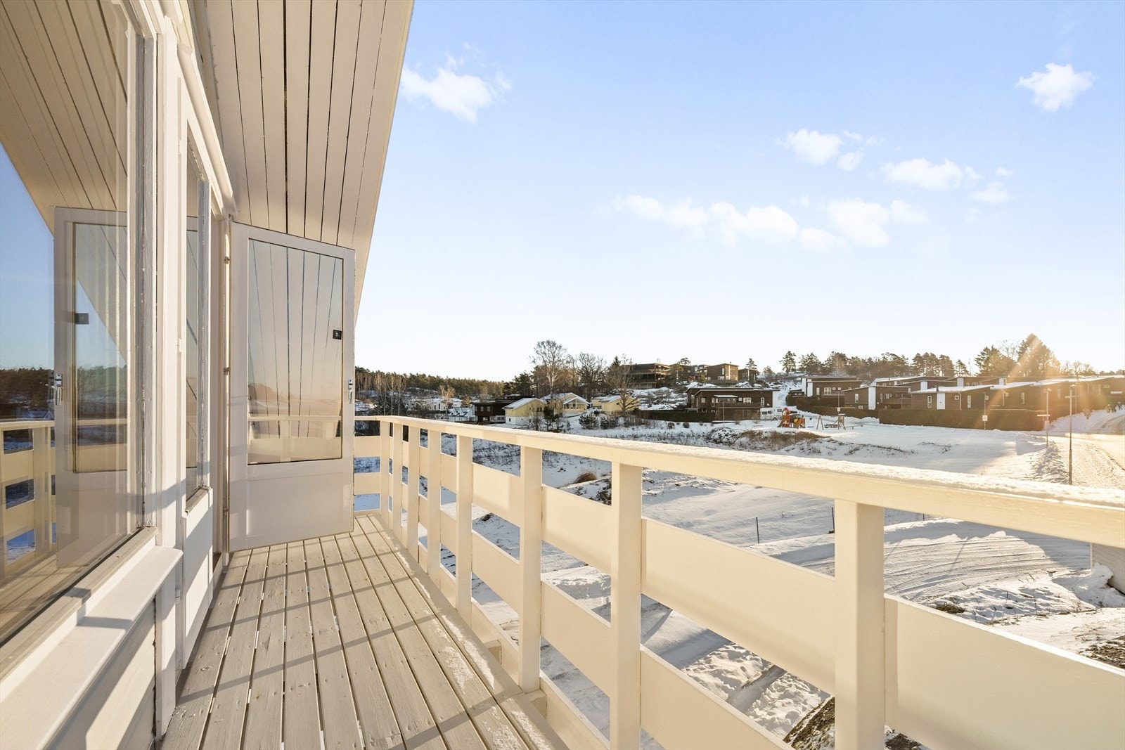 Her kan du sitte og nyte både sol og utsikt i rolige og behagelige omgivelser. Galleribilde