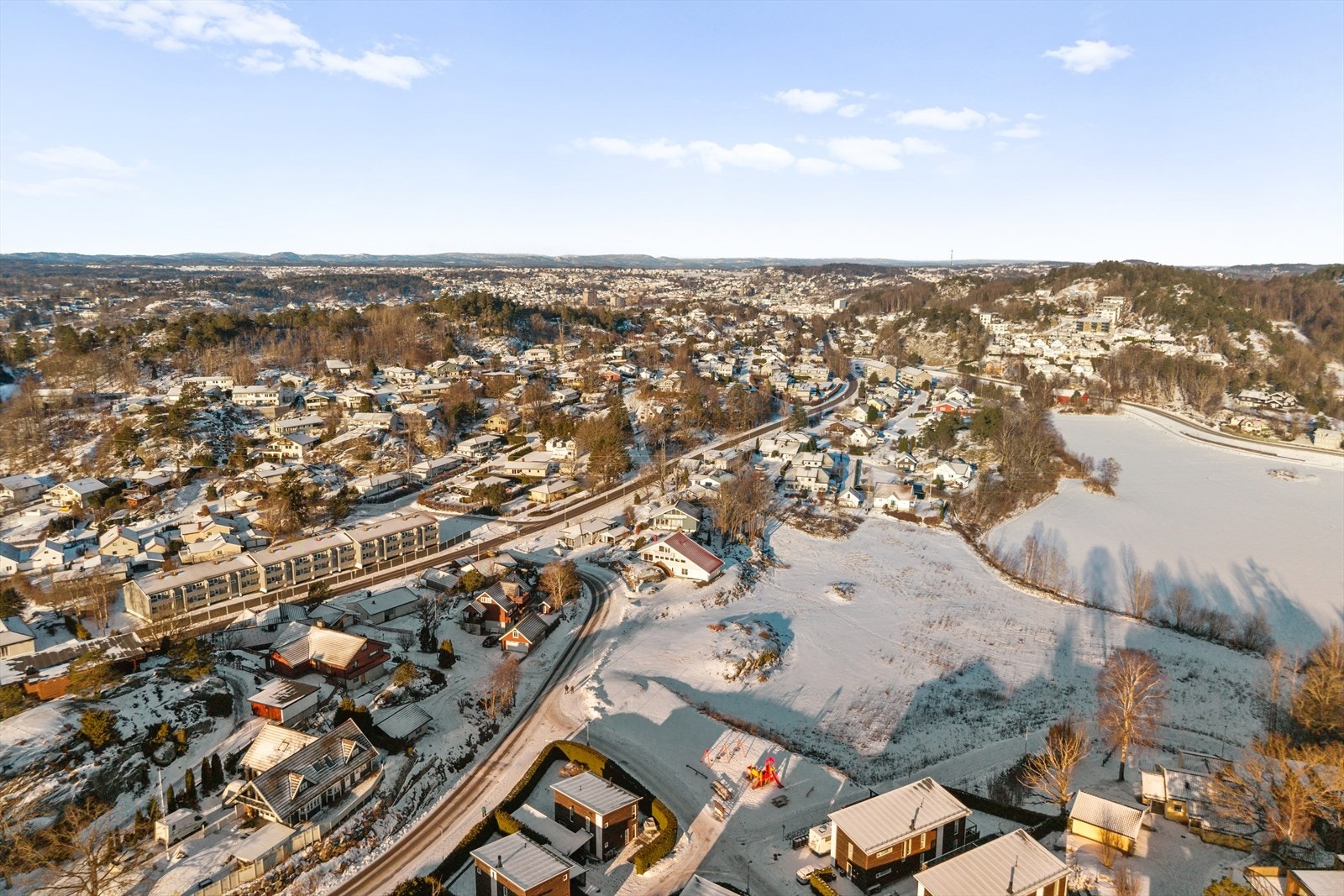 I nærområdet finnes en felles lekeplass som er et hyggelig samlingspunkt for barna i området. Her ligger forholdene til rette for lek, aktivitet og sosialt samvær i trygge omgivelser. Galleribilde