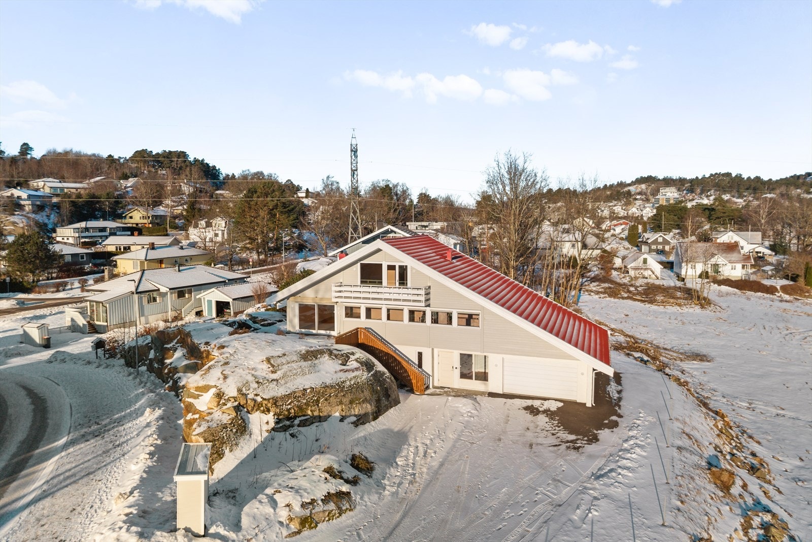 Gårdsplassen er asfaltert og gir et ryddig og praktisk førsteinntrykk. Den er enkel å vedlikeholde og sørger for gode parkeringsforhold med komfortabel adkomst til boligen. Galleribilde