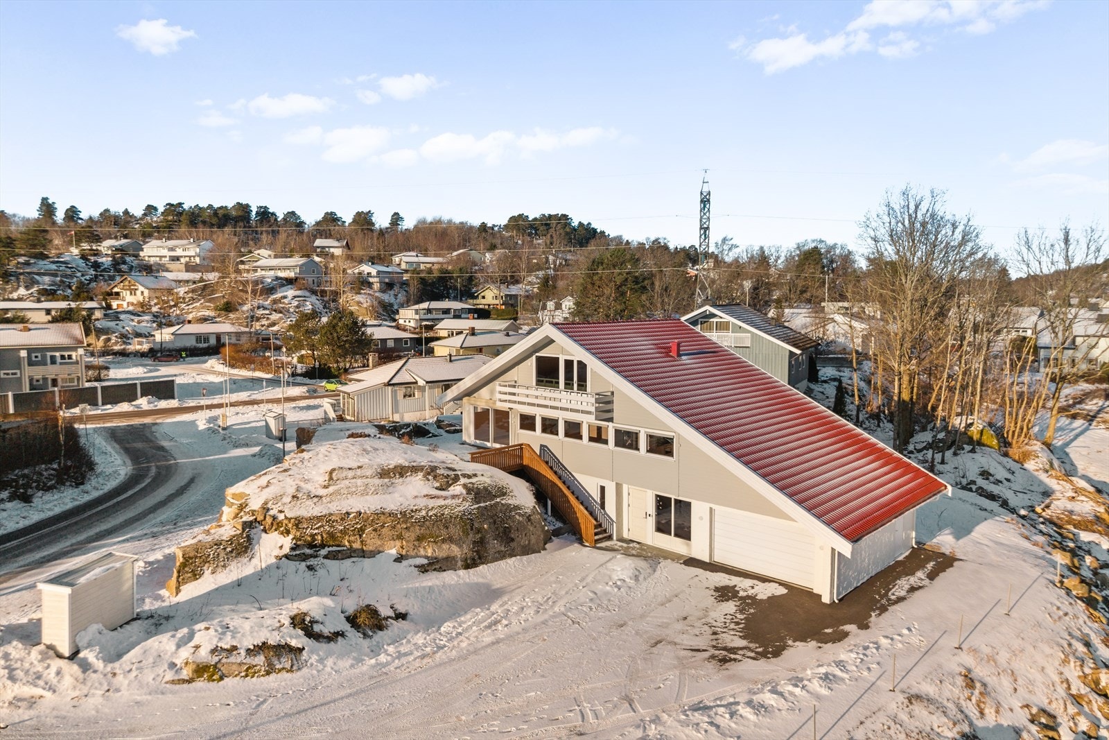 Tomten har gode solforhold gjennom dagen, noe som skaper lune og trivelige soner for både avslapning og sosiale sammenkomster. Galleribilde