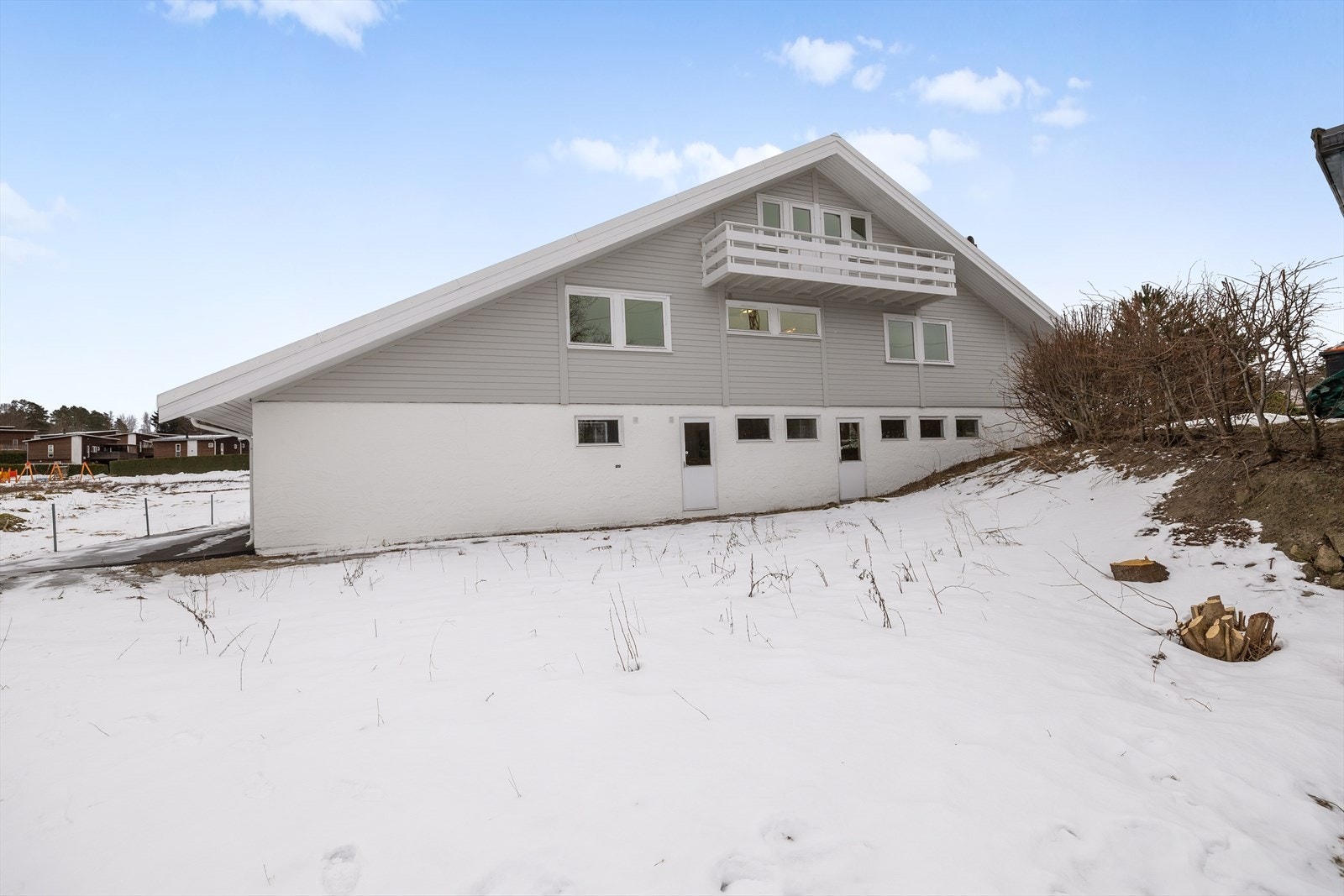 Her kan man oppholde her seg usjenert og ha f.eks. avskjerming, hekk, pergola el. lign. samt f.eks. utemøbler, badestamp, o.l. Galleribilde