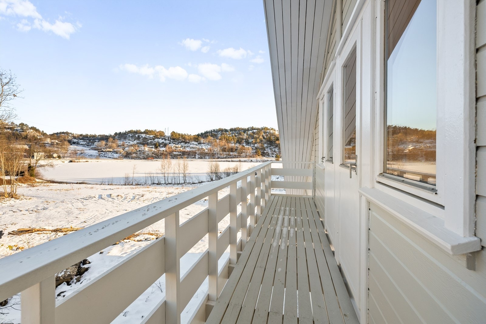 Balkongen fungerer som en naturlig forlengelse av rommene og gir en fin kombinasjon av lys, luft og utsyn - et attraktivt tillegg som løfter helhetsinntrykket. Galleribilde