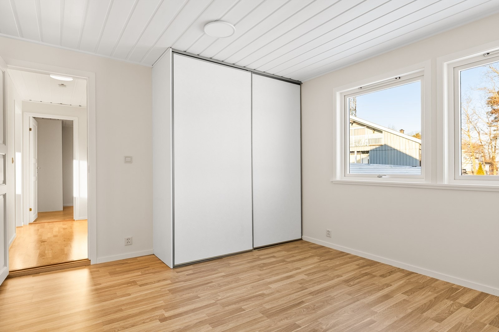 Boligen er innredet med to romslige soverom i hovedetasjen, begge med gode møbleringsmuligheter og plass til både seng, garderobeløsning og eventuell skrivepult. Galleribilde