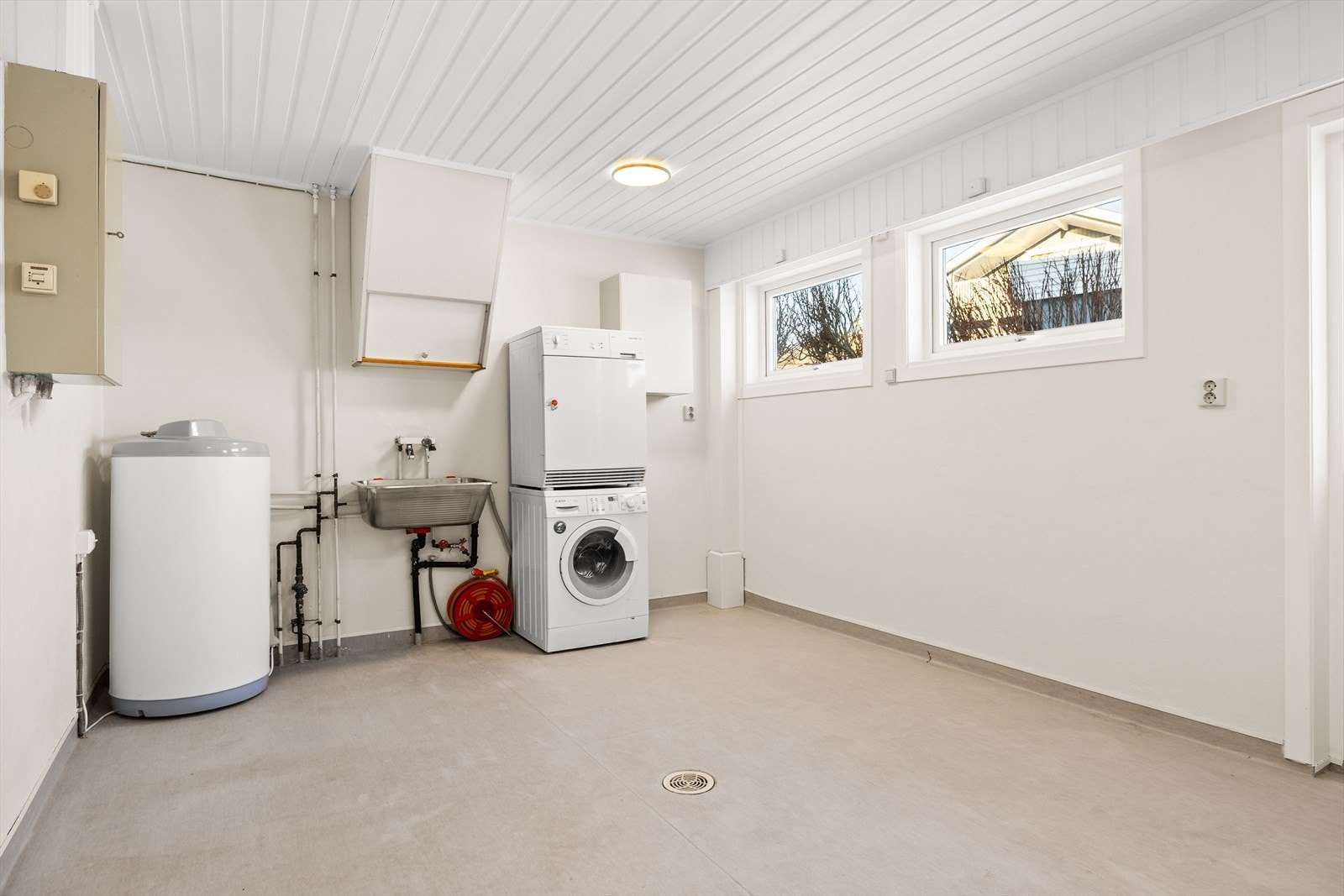 Boligen har et stort og romslig vaskerom med god plass til både klesvask og praktiske gjøremål i hverdagen. Rommet er innredet med opplegg for vaskemaskin, benkeplass, skap for oppbevaring samt utslagsvask. Galleribilde
