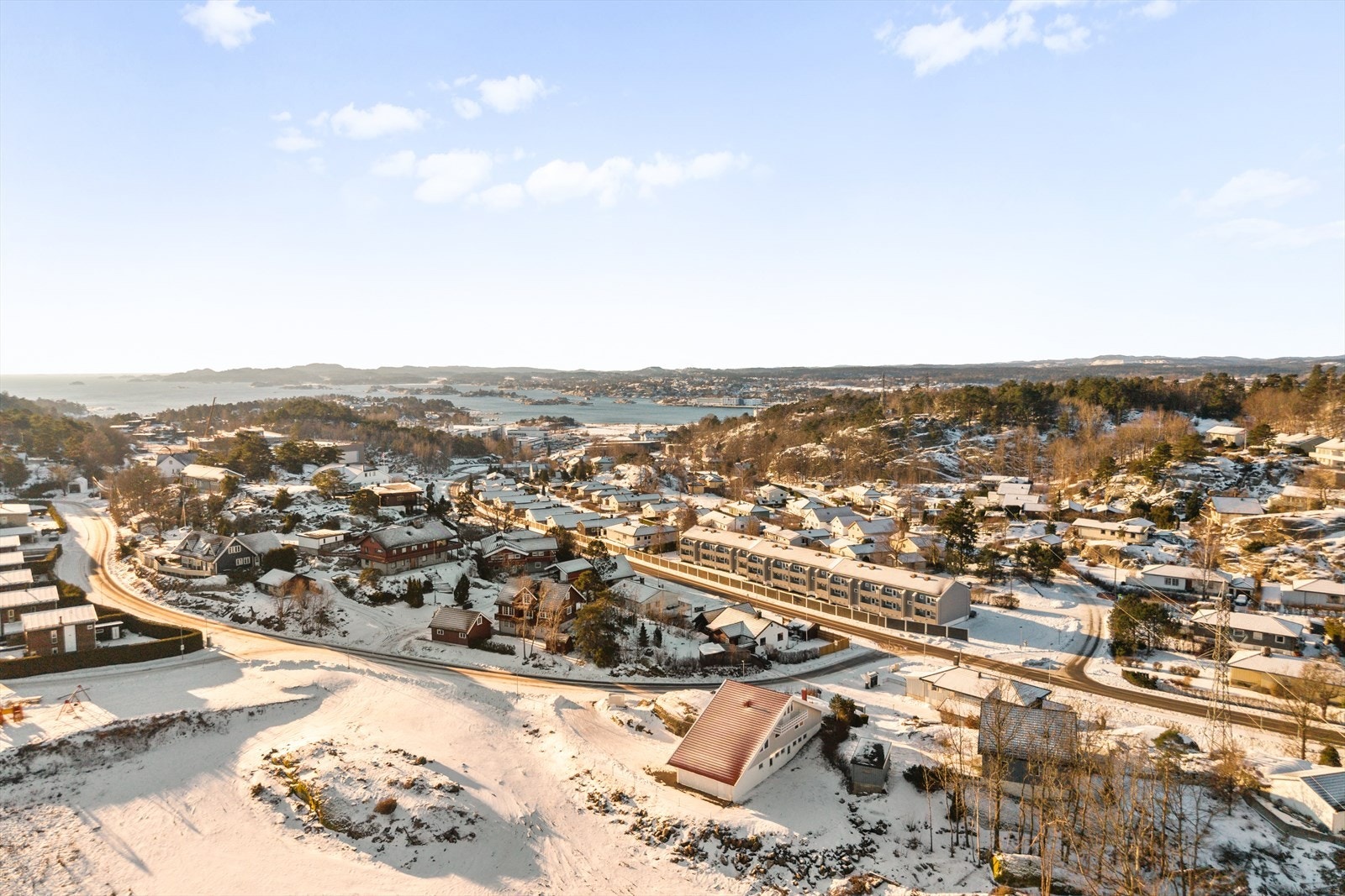 Vesterøya er kjent for sin vakre og langstrakte kystlinje, og her har du sjøen tett på - uansett hvilken retning du går. Galleribilde
