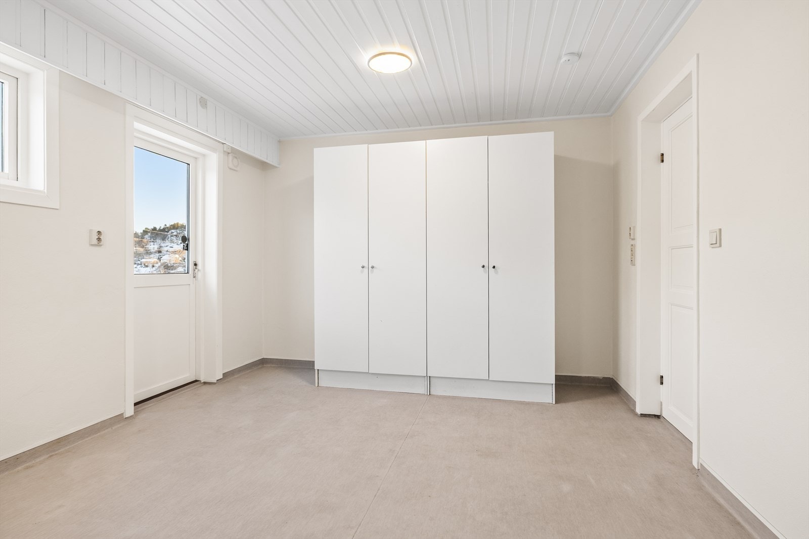 Her er det rikelig med plass til sortering av klær, tørkestativ og ekstra oppbevaring ved behov. Galleribilde