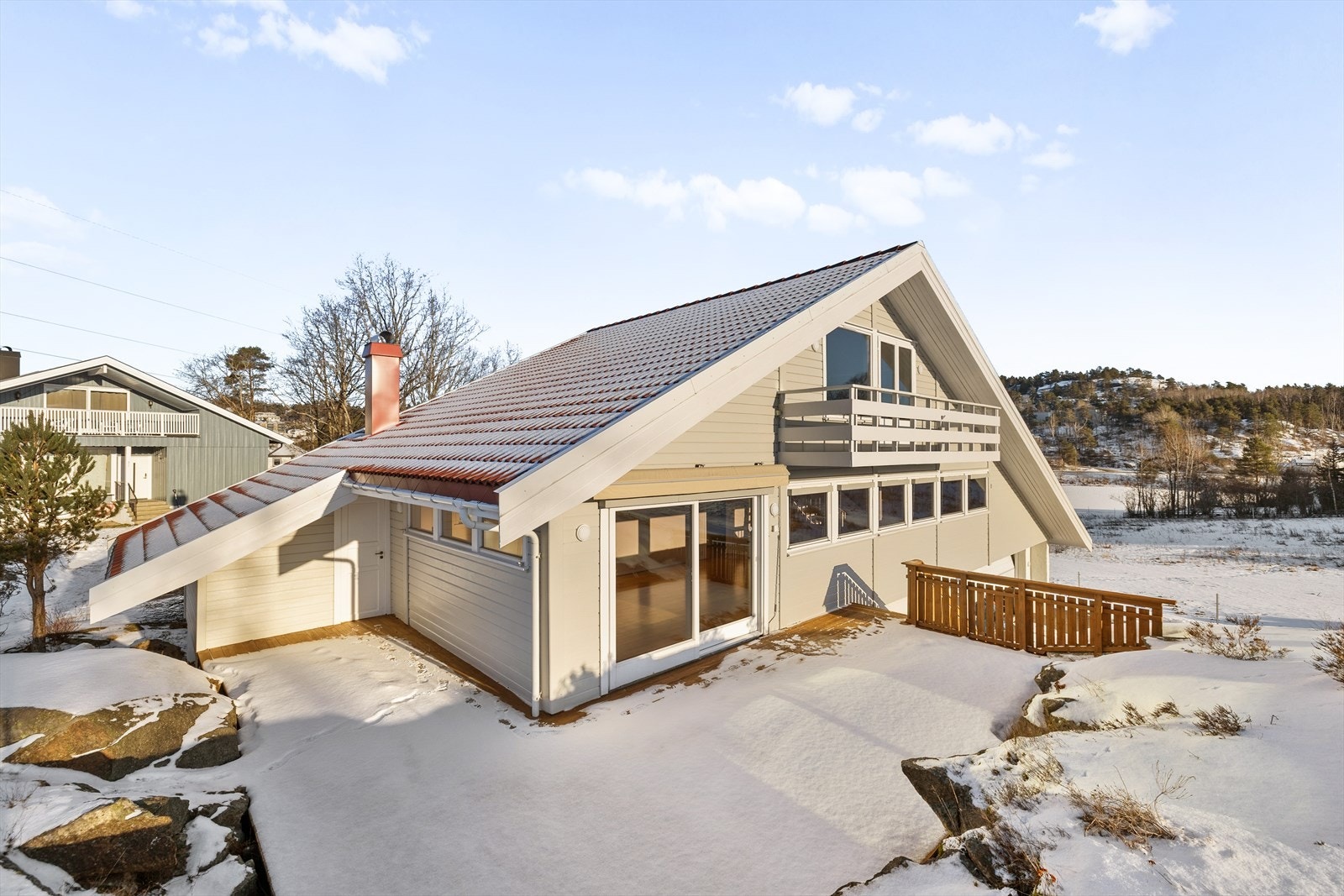 Uteplassen gir gode møbleringsmuligheter. Dette er et naturlig samlingspunkt i sommerhalvåret. En lun og privat sone som forlenger oppholdsrommet og gir boligen et ekstra kvalitetsløft. Galleribilde