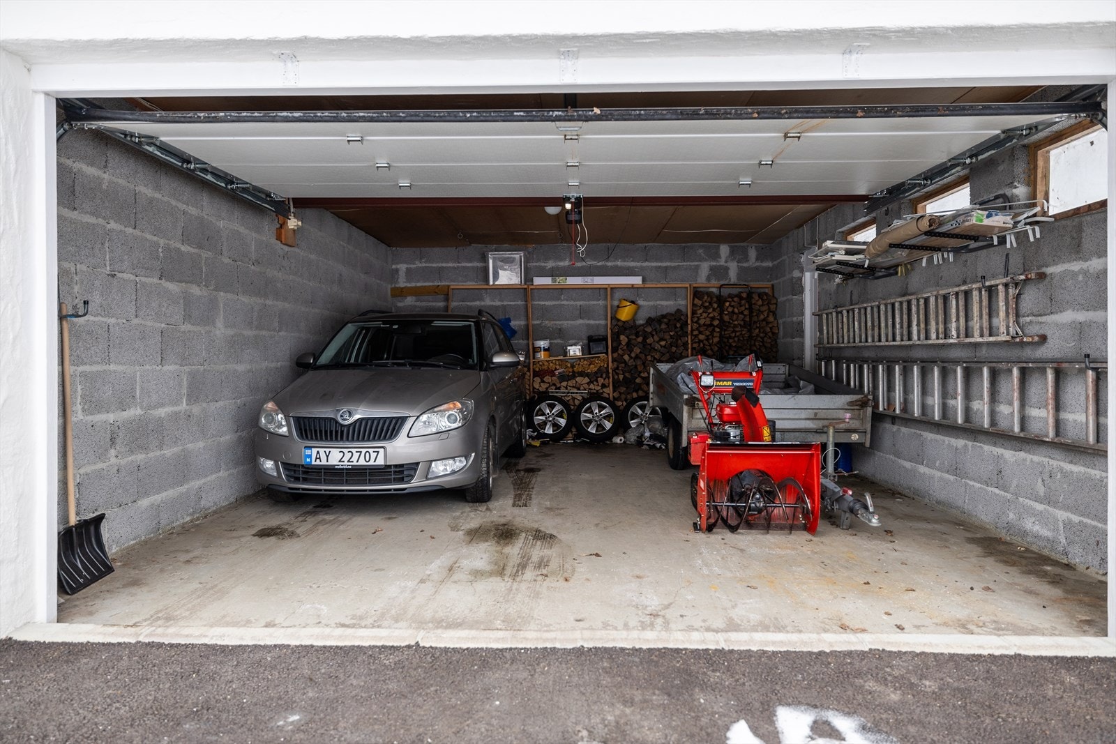 Romslig dobbel garasje med god plass til to biler samt lagring av utstyr og sesongrelaterte eiendeler. Galleribilde