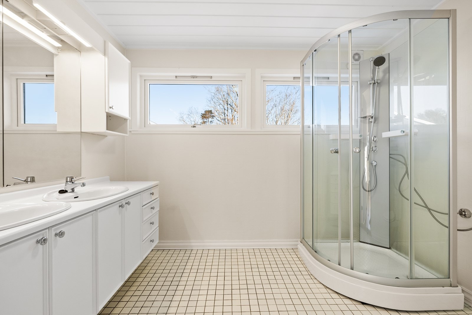 Badet fremstår i dag med eldre overflater og har behov for oppgradering, noe som gir ny eier en fin mulighet til å sette sitt eget preg og skape et moderne baderom tilpasset egne ønsker og behov. Galleribilde