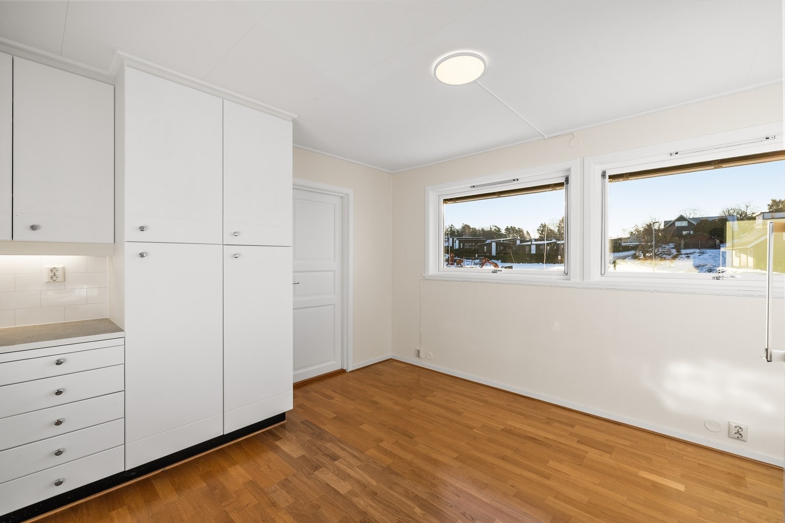 Her er det rikelig med skap- og benkeplass, noe som gir gode arbeidsforhold og god oppbevaringskapasitet for både kjøkkenutstyr og tørrvarer. Laminatbenkeplaten er slitesterk og lettstelt, og gir en praktisk arbeidsflate som tåler daglig bruk. Galleribilde