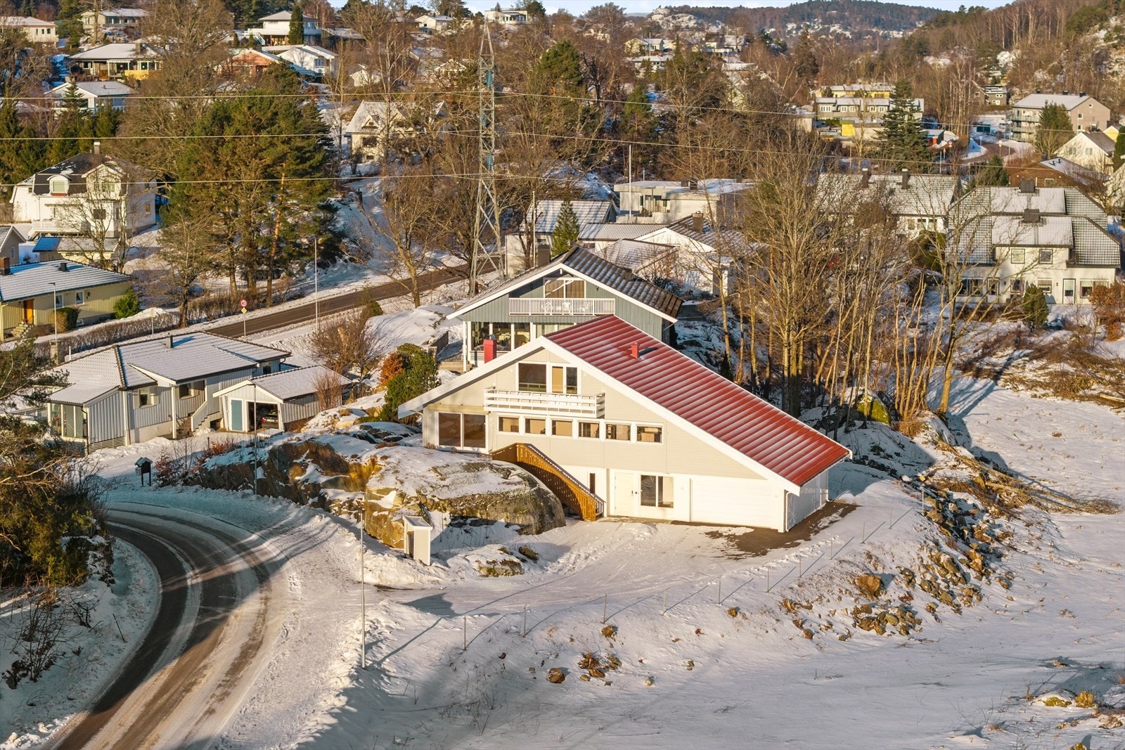 Her får du en fin kombinasjon av opparbeidede arealer og naturlige elementer, som gir uteområdet særpreg og karakter. Galleribilde