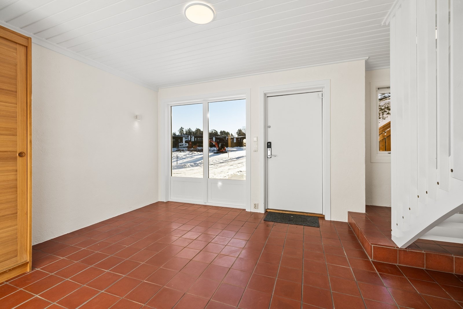 Boligen har en romslig entré som gir god plass til garderobeløsning, sko og yttertøy, noe som gjør det enkelt å holde orden i hverdagen. Galleribilde