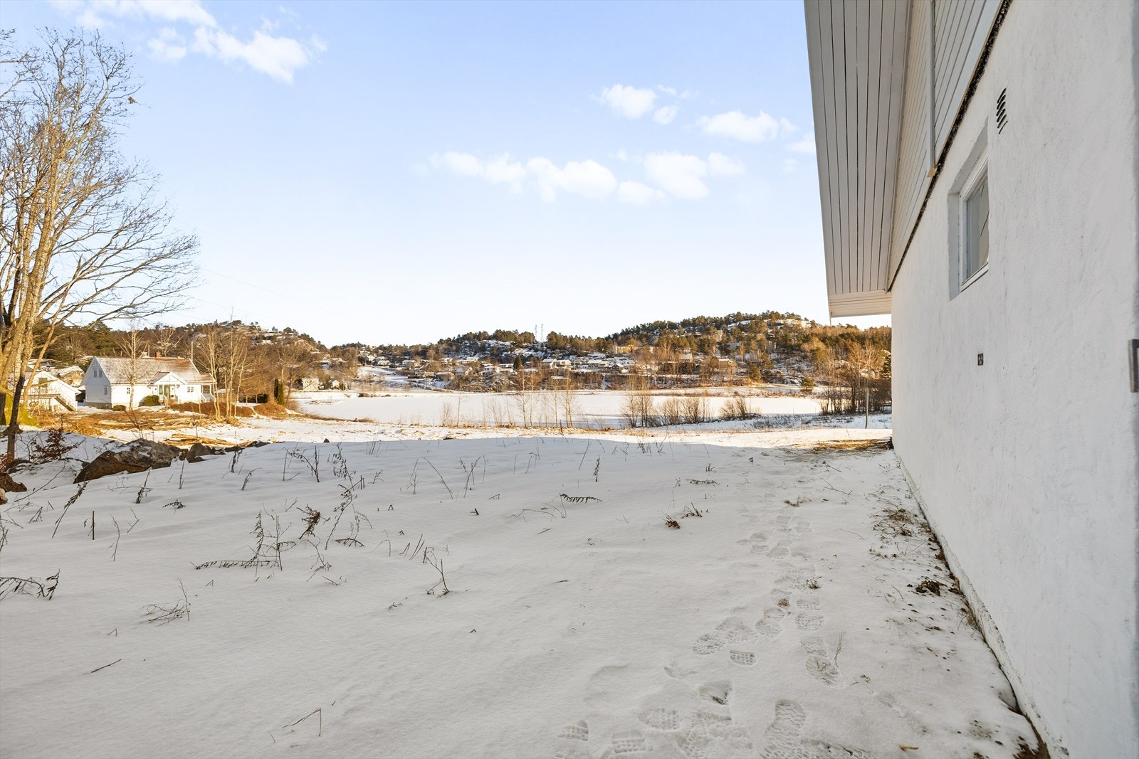 Eiendommen har en pen og solrik tomt som fremstår både innbydende og lettstelt. Her får du en fin kombinasjon av opparbeidede arealer og naturlige elementer, som gir uteområdet særpreg og karakter. Galleribilde