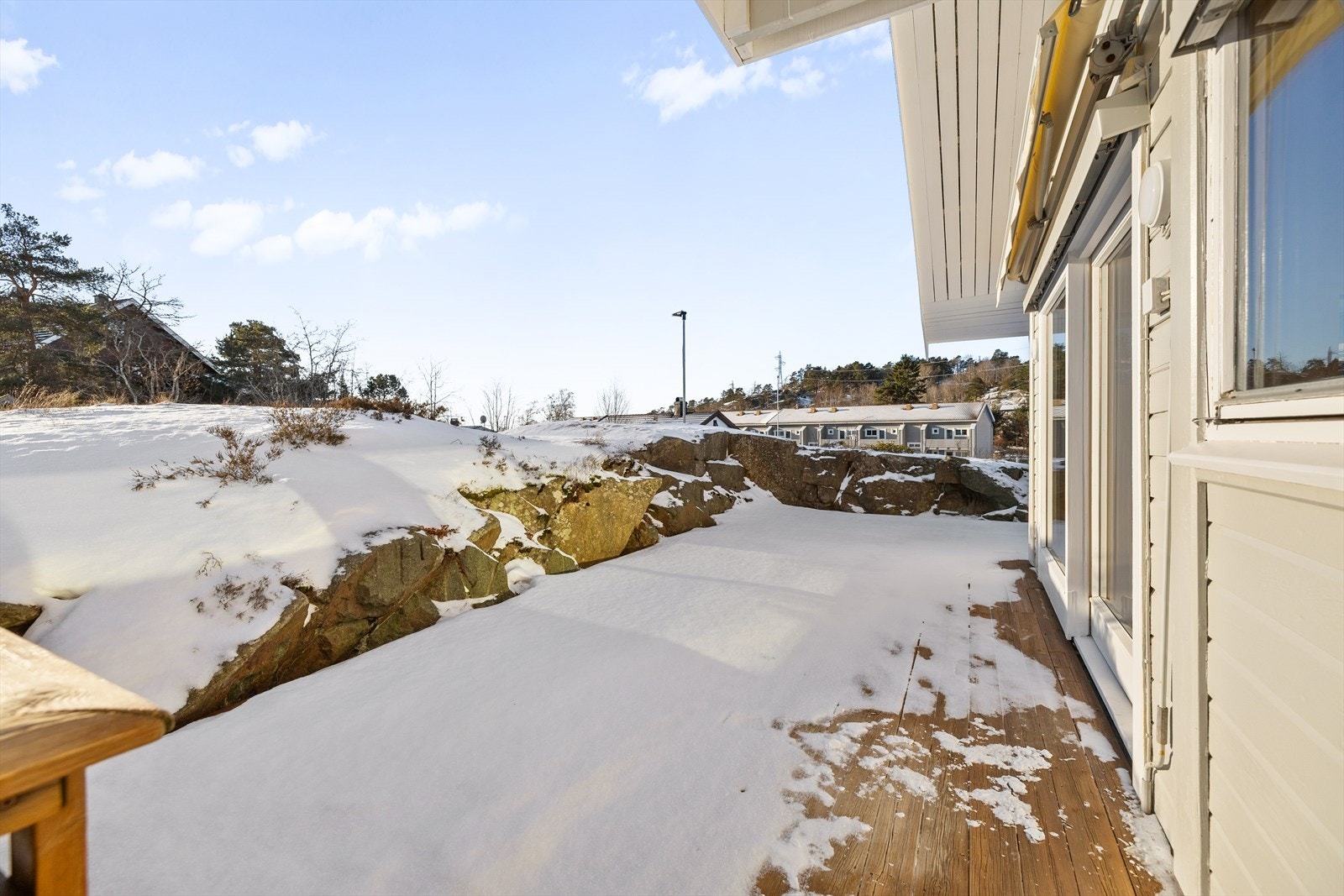 Boligen har en hyggelig og skjermet uteplass som innbyr til avslapning og sosialt samvær i rolige omgivelser. Her kan man trekke seg tilbake og nyte solrike dager i fredelige rammer, godt skjermet fra innsyn. Galleribilde