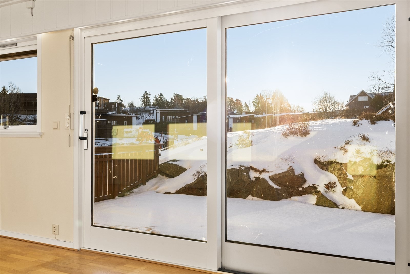 Fra stuen er det direkte utgang til terrasse, noe som gir en naturlig forlengelse av oppholdsrommet i sommerhalvåret. Her kan man enkelt flytte måltider og sosiale sammenkomster ut i det fri, og nyte rolige morgener eller sene sommerkvelder. Galleribilde