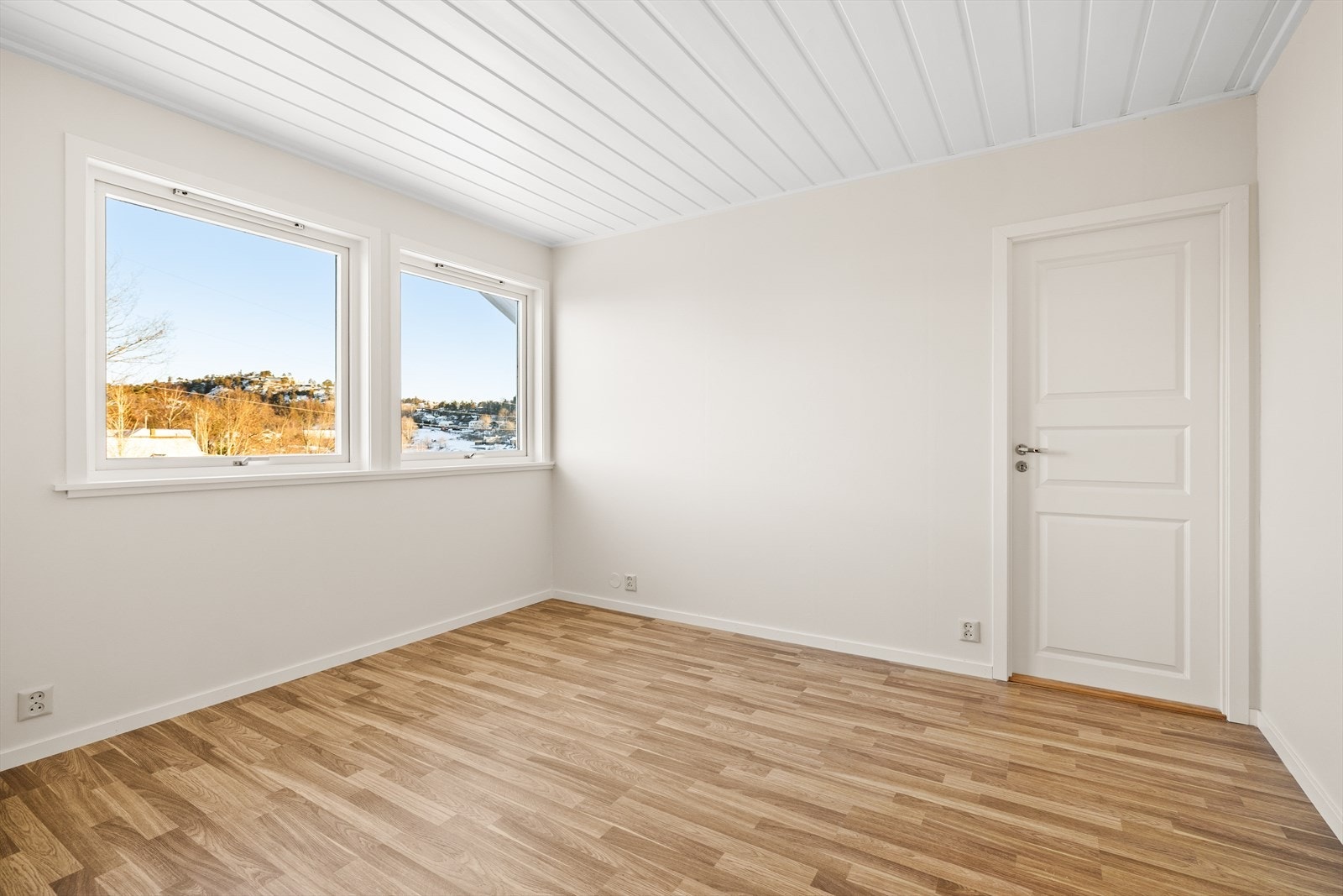 Fra det ene soverommet er det direkte tilkomst til et romslig lagringsloft. Loftet kan eksempelvis innredes som en romslig walk-in-closet med god garderobeplass, eller det kan tilrettelegges for etablering av et ekstra soverom. Galleribilde